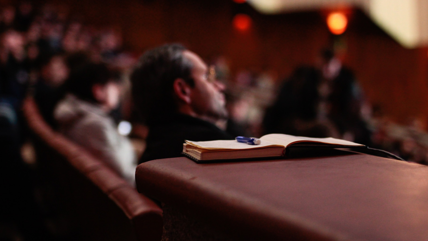 Imagen de auditorio asistiendo a una charla