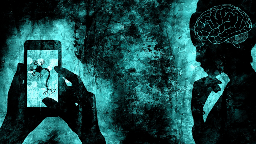 Imagen icónica de una neurona analizada en la pantalla de un teléfono y una persona