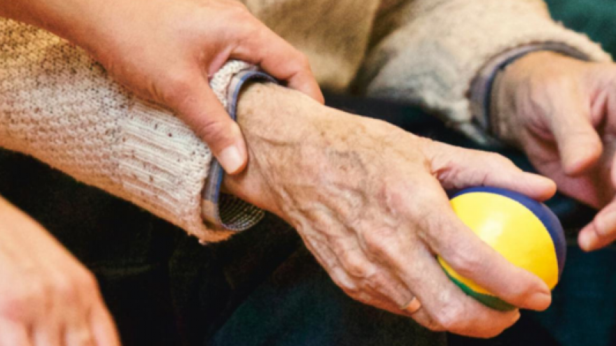 Imagen de una mano sujetando una muñeca de otra persona