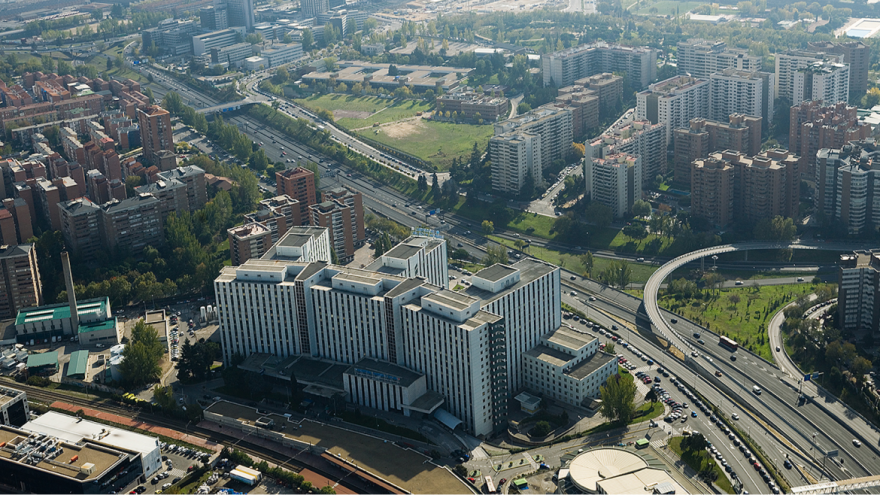Imagen aérea de la fachada del Hospital Universitario Ramón y Cajal