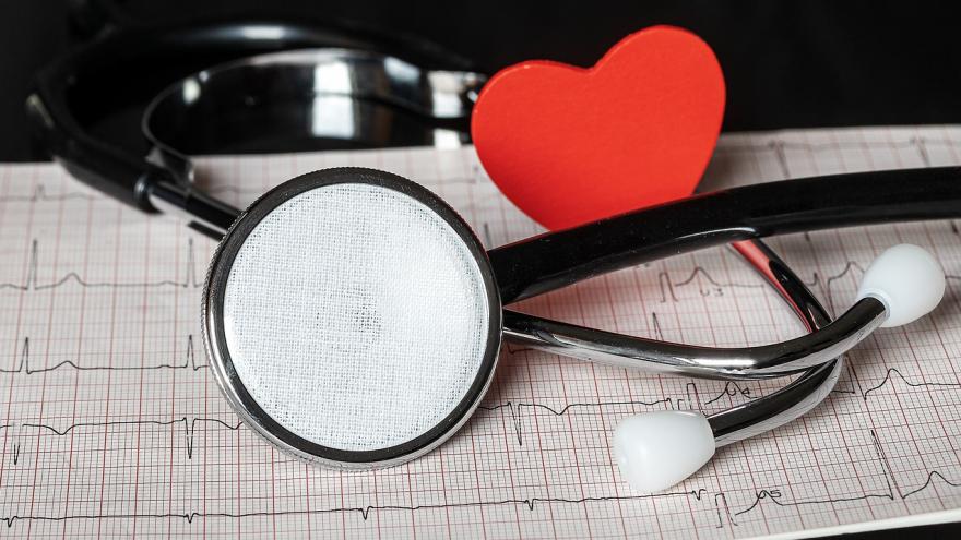 Imagen de un electrocardiograma junto a un fonendoescopio y un corazón