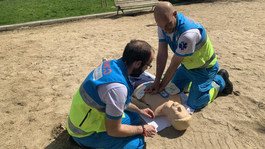 Técnicos del SUMMA 112 muestrán cómo se practican las maniobras de RCP