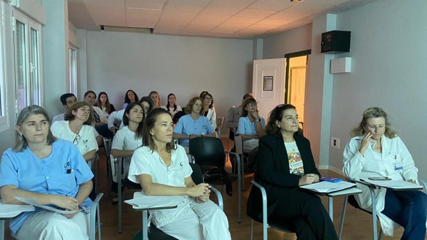 Profesionales del centro participando en una de las actividades