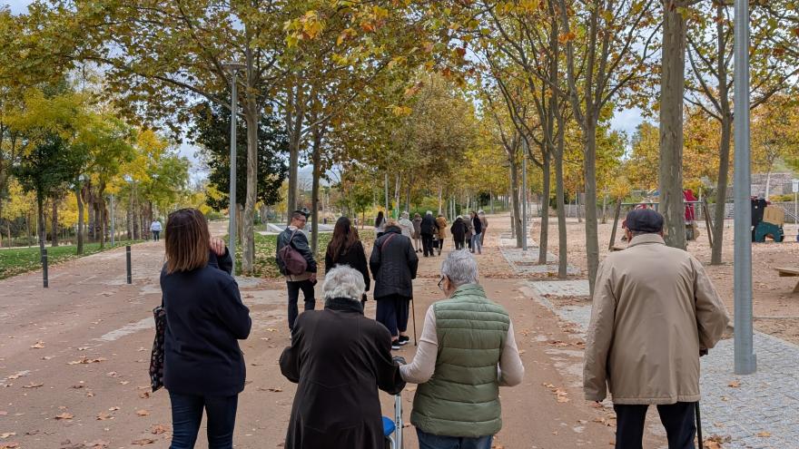 profesionales y mayores en su paseo saludable