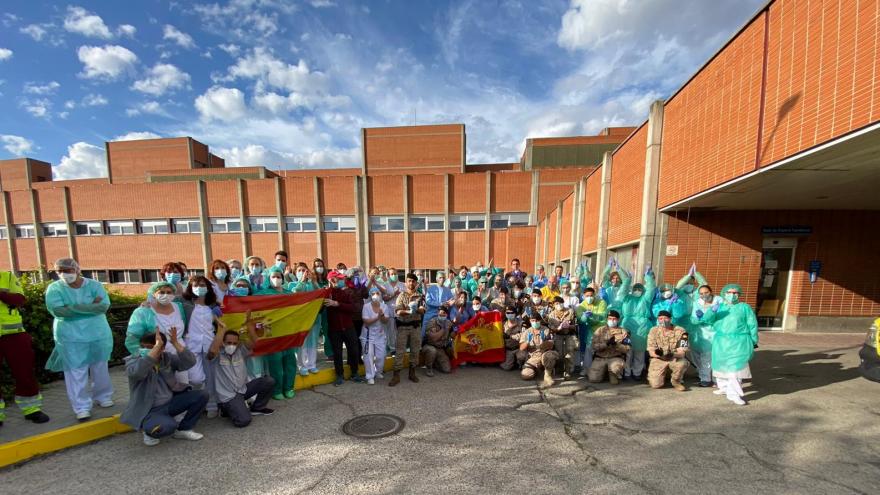 Personal sanitario y no sanitario del Hospital Severo Ochoa con miembros del Ejército del Aire