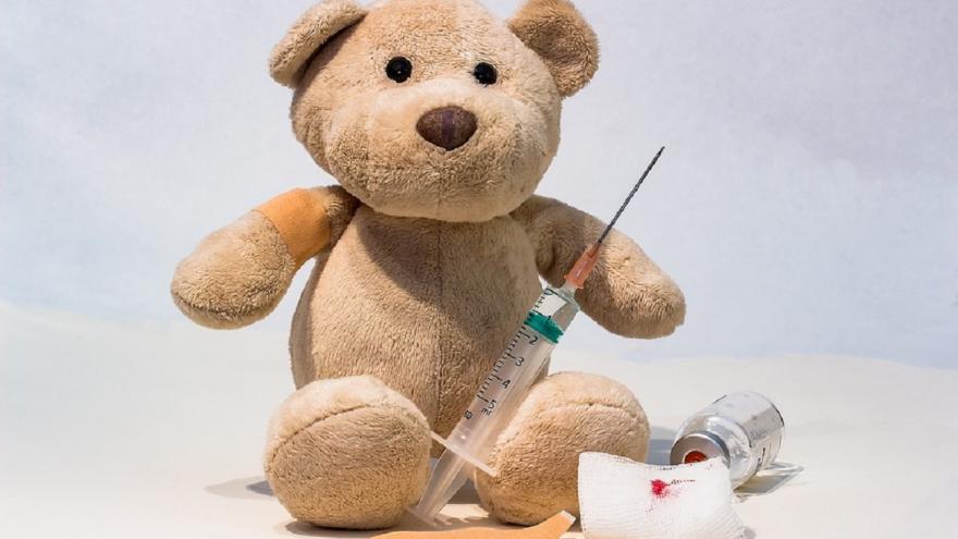 Charla on line sobre vacunas de la Escuela Madrileña de Salud Oso de peluche con vacunas