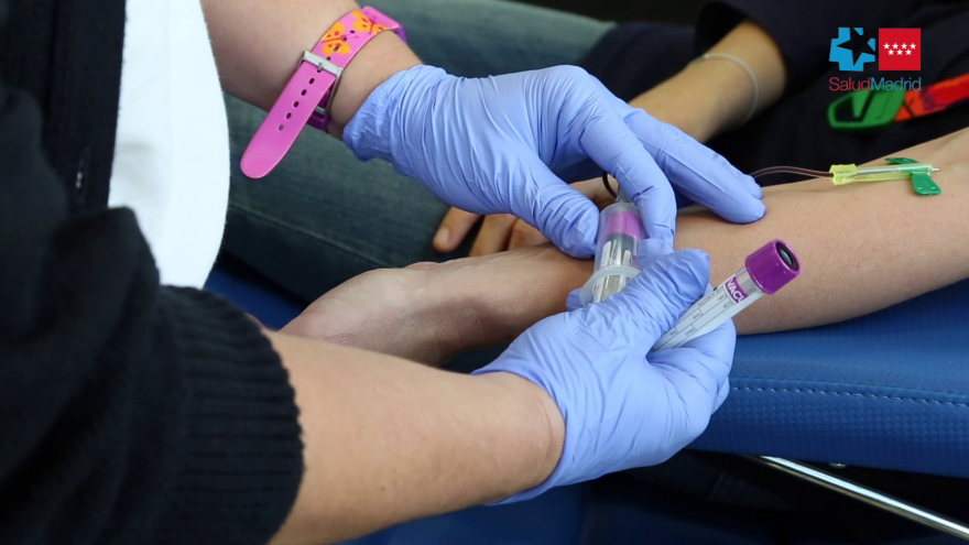 Extracción de dos tubos de sangre