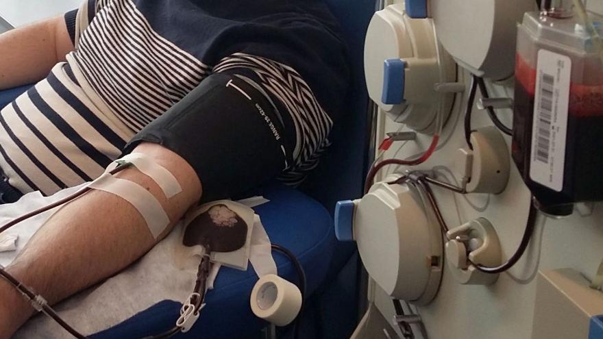 Persona donando sangre junto a máquina 