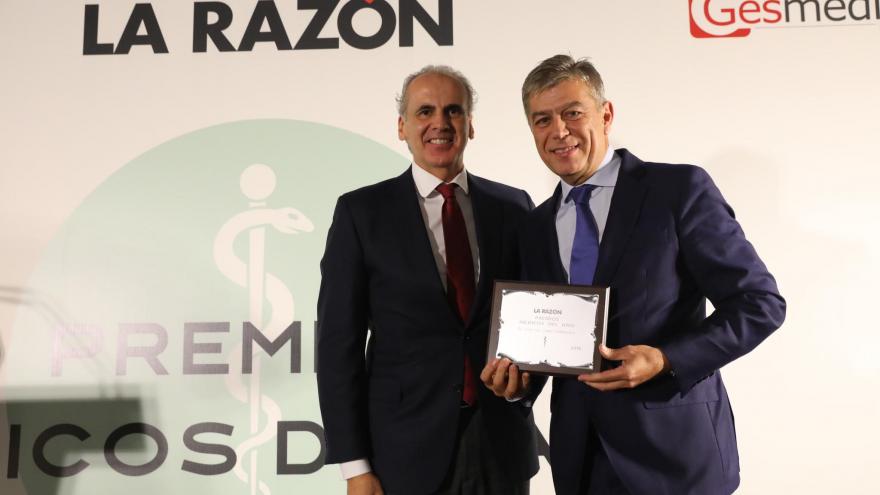 El premiado, José Luis  López Estebaranz acompañado del consejero de Sanidad de Madrid, Enrique Ruíz Escudero