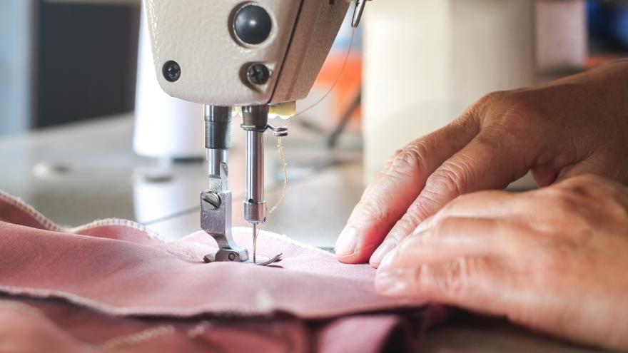 Costurera en maquina de coser