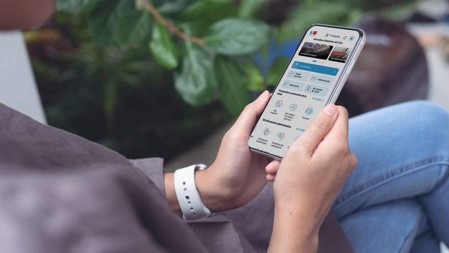 Imagen de una persona consultando su Tarjeta Sanitaria Virtual en un dispositivo móvil