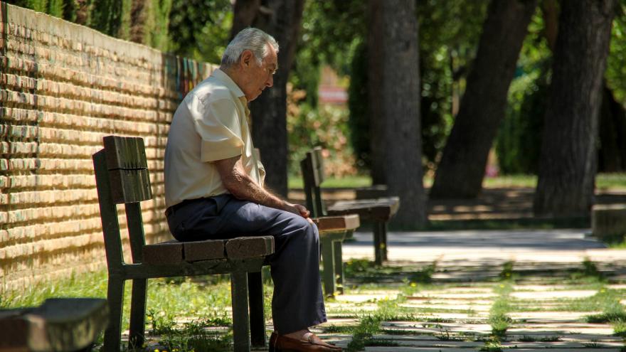 Hombre mayor sentado en un banco