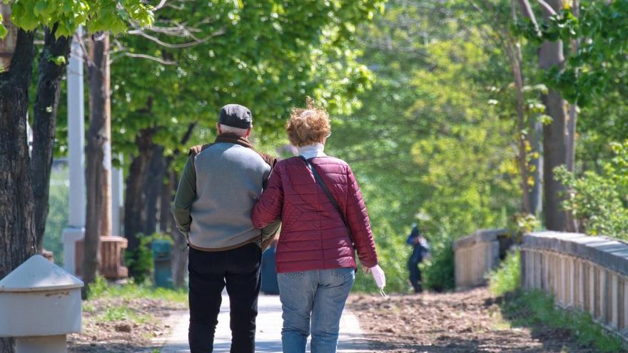 Pareja mayor caminando por el parque