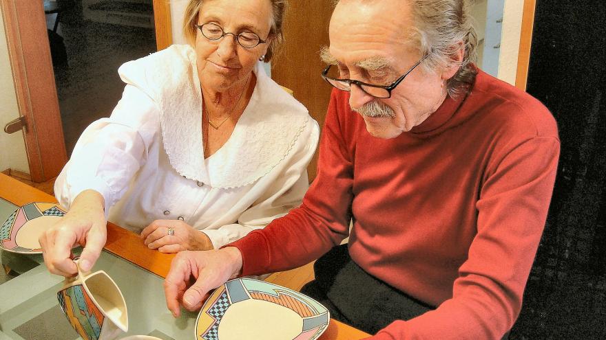 Pareja sentada a la mesa