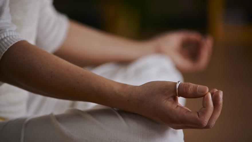 Manos en posición meditación