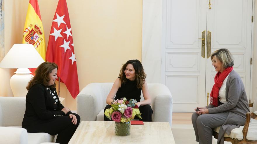 El Hospital público La Paz realiza desde enero la extracción de hígado de donante vivo mediante cirugía robótica, procedimiento pionero en España Díaz Ayuso, con la presidenta de la Federación Nacional de Enfermos y Trasplantados Hepáticos