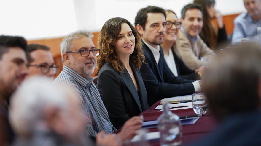 Isabel Díaz Ayuso con los empresarios del Bajo Llobregat