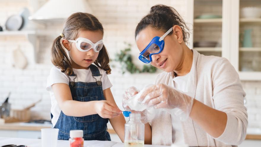 Una mujer y una niña hacen un experimiento