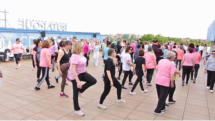 Pacientescon cáncer de mama haciendo ejercicio físico