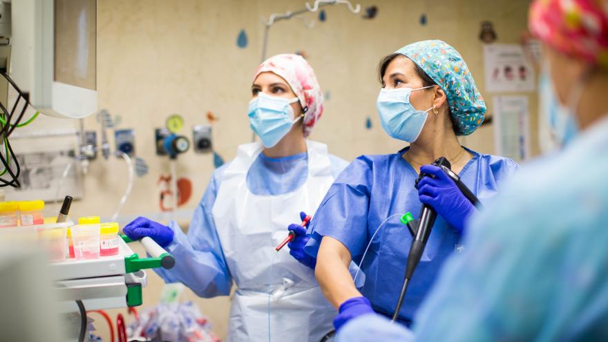 Doctora realizando endoscopia