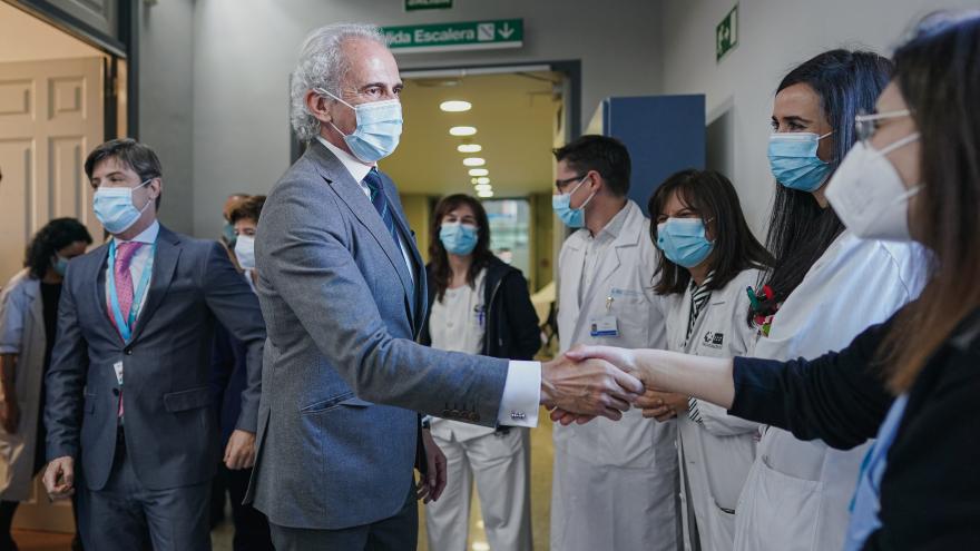 El consejero Enrique Ruiz Escudero saluda a los sanitarios del Santa Cristina