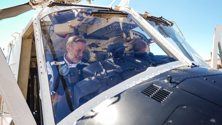 El consejero Enrique López en un helicóptero