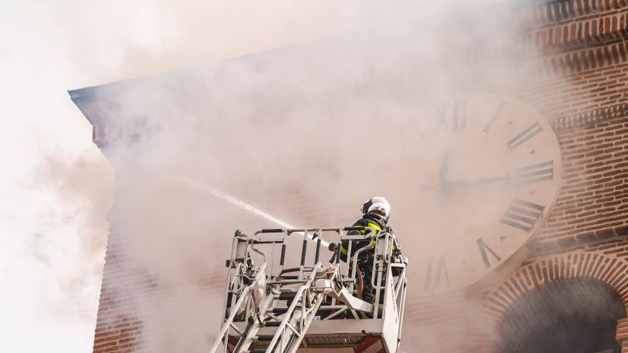 Los bomberos apagando el humo del simulacro