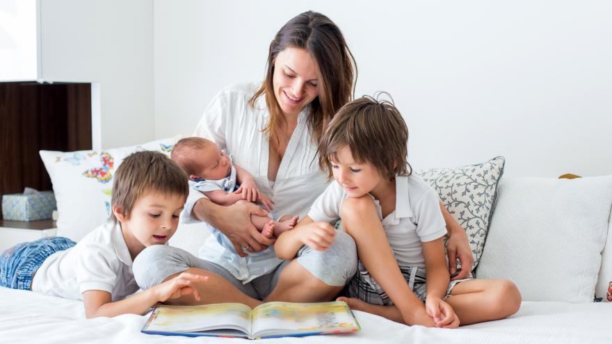 Una madre con sus tres hijos