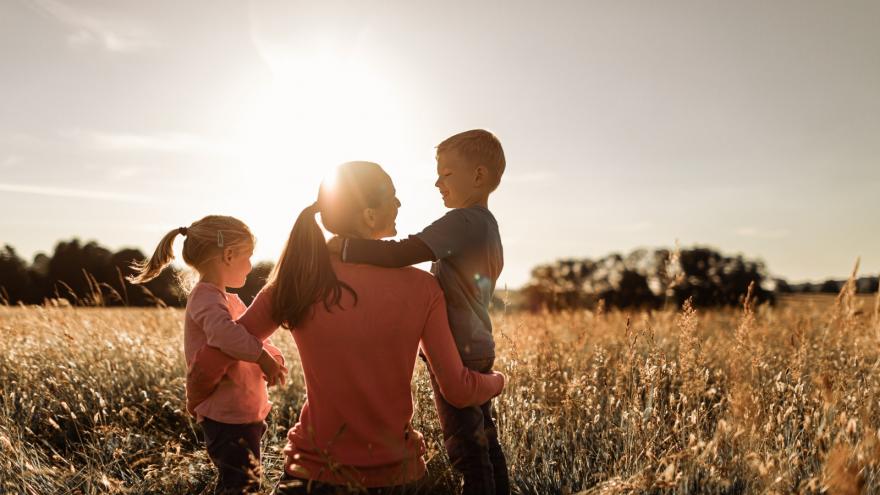 Madre con dos niños