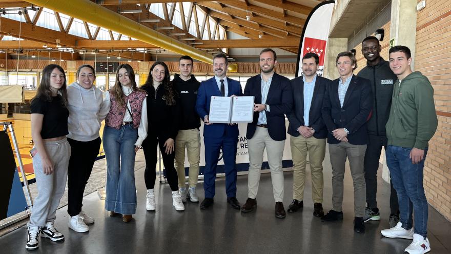 El consejero De Paco Serrano en las instalaciones deportivas del Arganda del rey