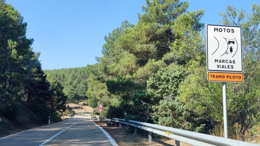 Fotografía carretera y señal vertical