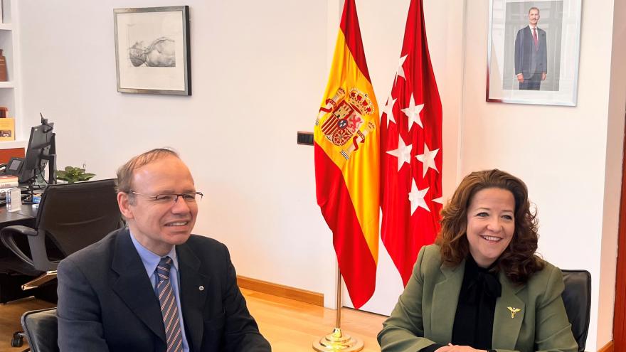 La consejera Fátima Matute junto con el presidente del Ilustre Colegio de Médicos de Madrid