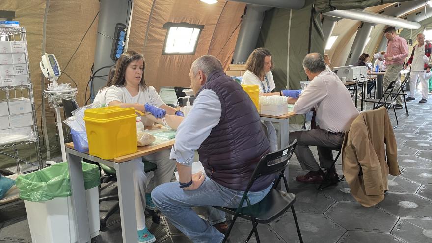 Enfermera y paciente en la jornada de cáncer de próstata de La Paz