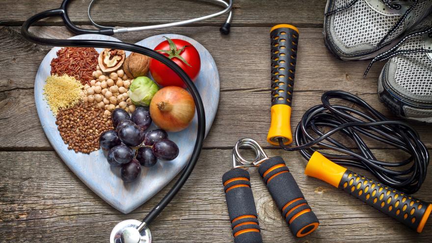 Alimentos saludables, zapatillas de deporte y aparatos de fitness