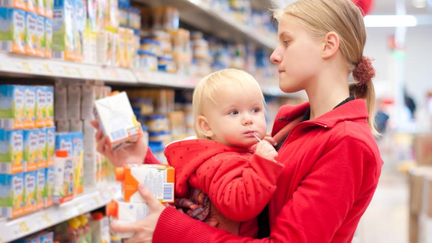 Madre con bebé en el supermercado