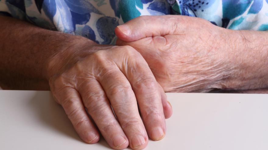 Las manos de una persona mayor