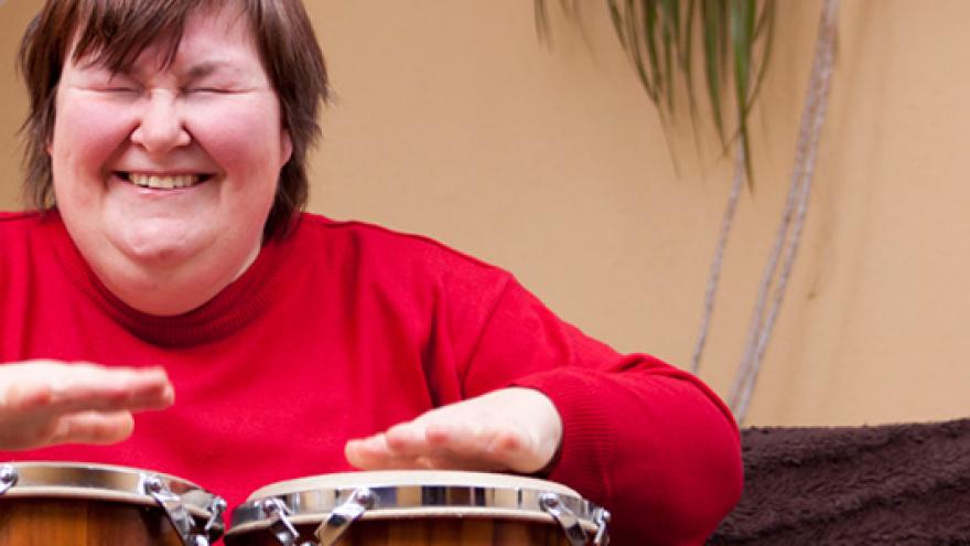 Mujer tocando un instrumento de percusión 