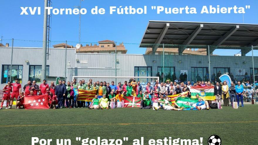 Foto de grupo de todos los equipos participantes en el XVI Torneo "Puerta Abierta"