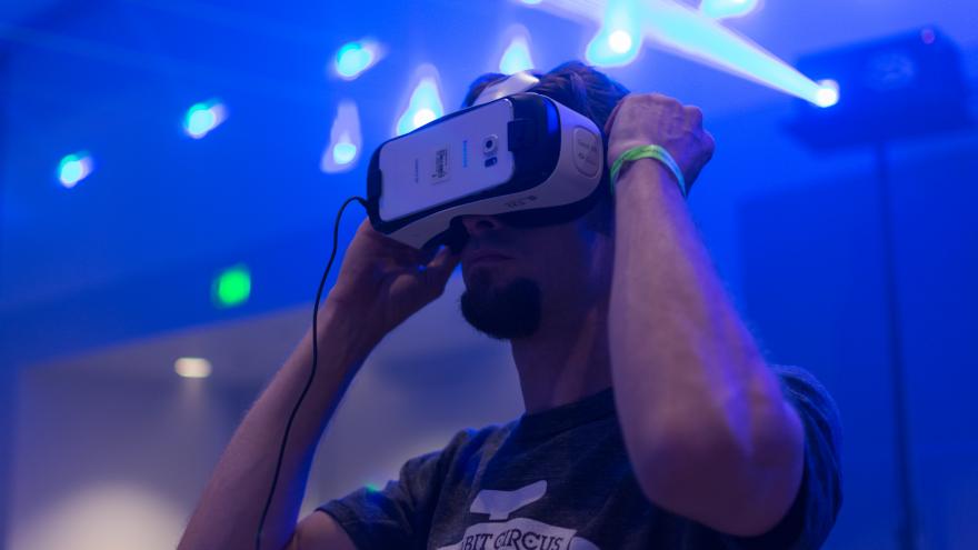 Sujeta una gafa de realidad virtual que está probando