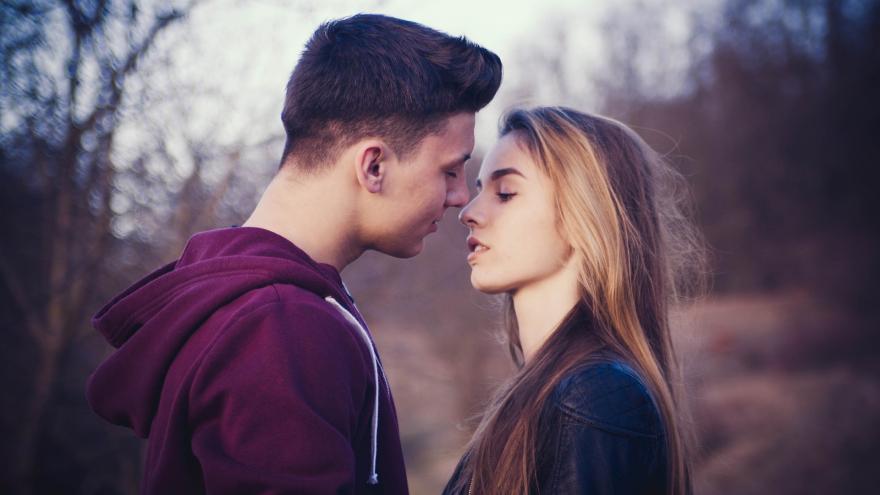 Jóvenes besándose