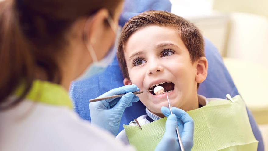 Niño abriendo la boca en el dentista