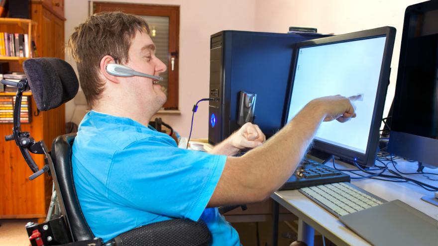 Persona con discapacidad trabajando delante de un ordenador