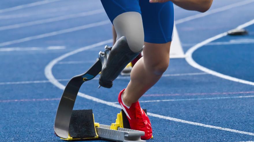 Una persona con discapacidad corriendo en una pista de atletismo