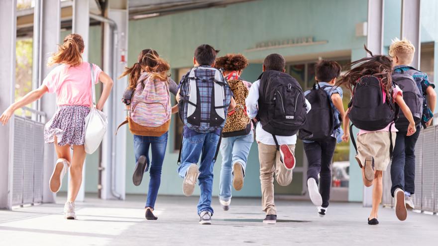 Niños corriendo por el pasillo de un colegio