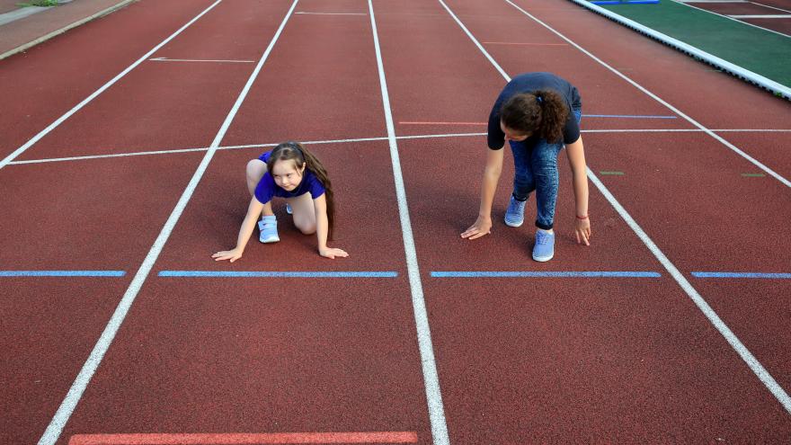 Una niña con Síndrome de Down aprende atletismo con su monitora