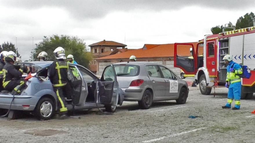 Cuerpos de la Agencia de Emergencias 112 en simulacro de accidente de tráfico