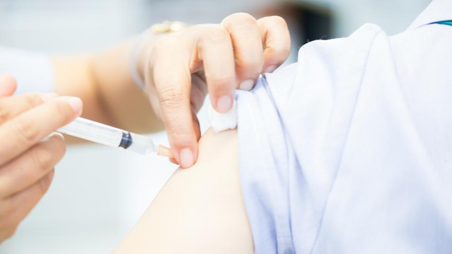 Vacuna en el brazo de un niño
