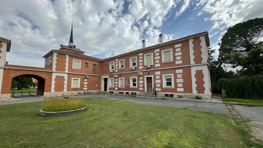 Fachada de la Oficina de Registro de la Finca El Encín del IMIDRA