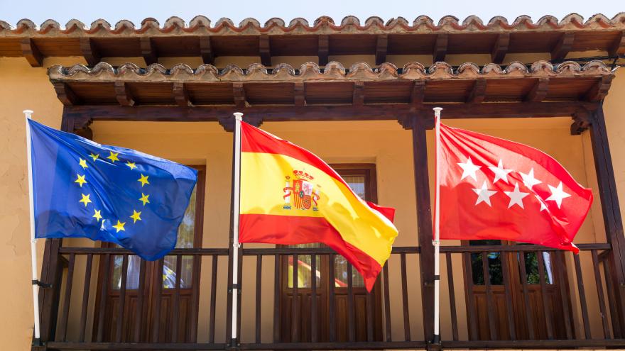 Banderas Europa España y Comunidad en de Madrid en el Ayuntamiento de La Hiruela