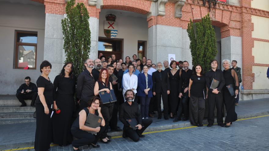 La consejera de Cultura y Turismo, Marta Rivera, junto algunos de los artistas que han participado en el concierto 'A Villa Voz' en Rascafría